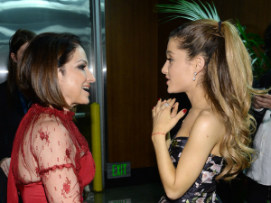 Ariana-Grande-chatted-up-Gloria-Estefan-behind-curtain